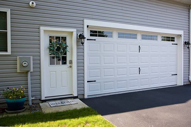 24/7 Emergency Garage Door Panel Replacement experts in Smith Center, KS